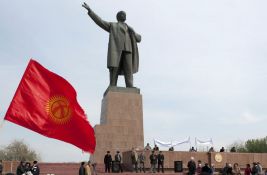 VIDEO: Ogromna statua Lenjina uklonjena iz grada u Kirgistanu