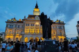 Novosadski studenti ispred Gradske kuće uživo prate rezultate izbora u Kosjeriću i Zaječaru
