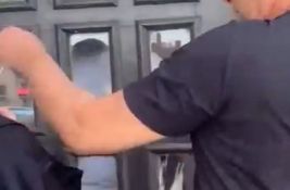 VIDEO: Studentkinja iz Novog Pazara dobila udarac u lice dok je beležila izborne nepravilnosti