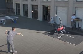 VIDEO: Napravljen robot koji igra badminton protiv ljudi