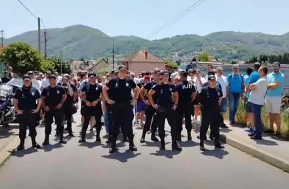 UŽIVO VIDEO Napeto u Kosjeriću zbog moguće kupovine glasova, tu je i kordon policije UŽIVO VIDEO Napeto u Kosjeriću zbog moguće kupovine glasova, tu je i kordon policije