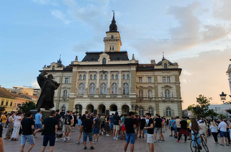 Novosadski studenti ispred Gradske kuće prate izbore u Kosjeriću i Zaječaru