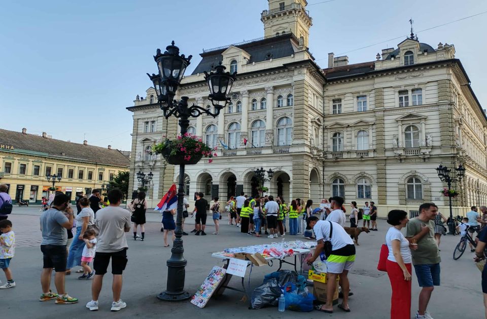Novosadski studenti ispred Gradske kuće prate izbore u Kosjeriću i Zaječaru: Počelo okupljanje