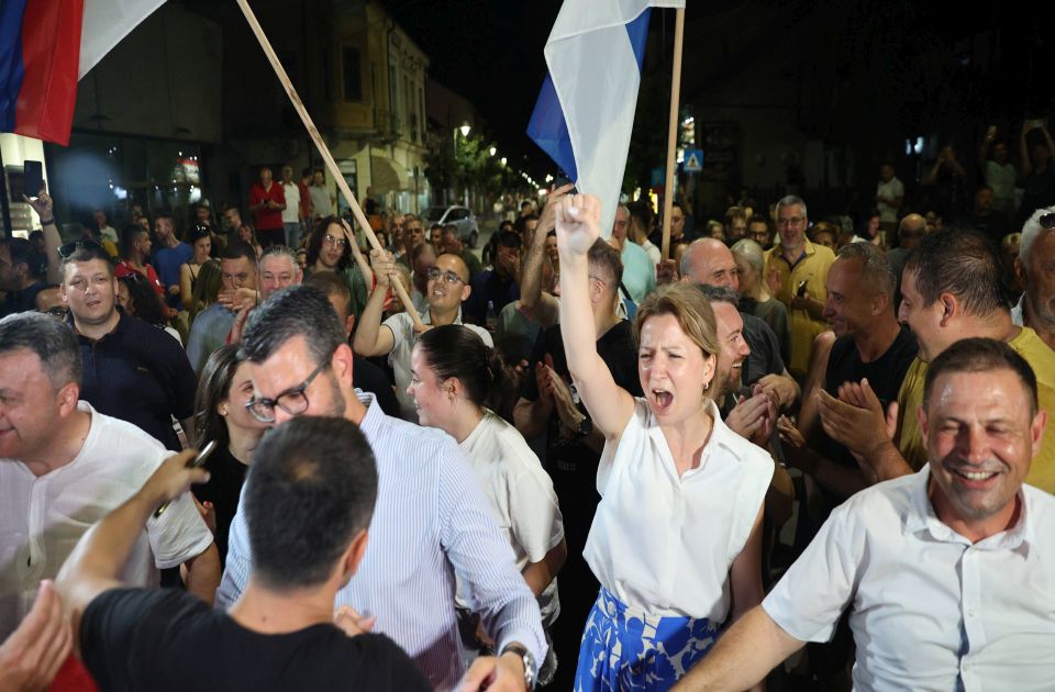 UŽIVO Vučić proglasio pobedu u Zaječaru i Kosjeriću, građani na ulicama UŽIVO Vučić proglasio pobedu u Zaječaru i Kosjeriću, građani na ulicama