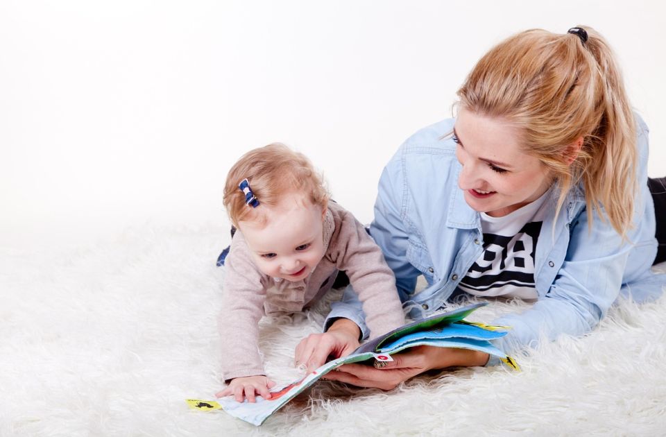Sve manje roditelja čita deci: Nekima je dosadno, neki nemaju vremena, a neki ni sami ne vole knjigu Sve manje roditelja čita deci: Nekima je dosadno, neki nemaju vremena, a neki ni sami ne vole knjigu