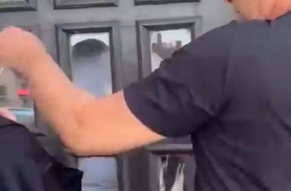 VIDEO: Studentkinja iz Novog Pazara udarena u Zaječaru tokom izbora VIDEO: Studentkinja iz Novog Pazara udarena u Zaječaru tokom izbora