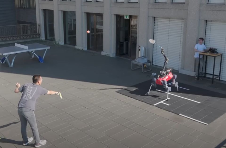 VIDEO: Napravljen robot koji igra badminton protiv ljudi