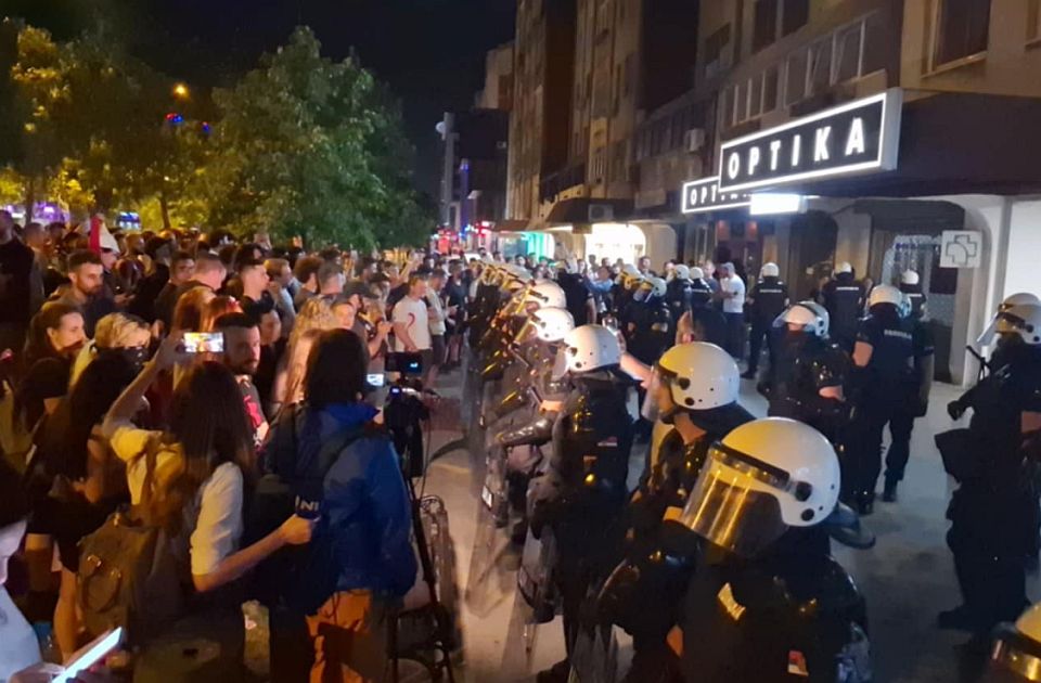 VIDEO: Novosađani kod prostorija SNS-a, tu je i policijski kordon