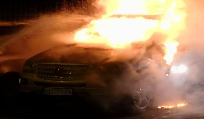 FOTO: Izgoreo "mercedes" na Sajmištu, oštećena još dva vozila