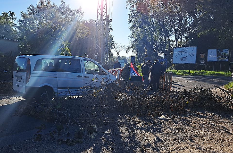 FOTO, VIDEO: Kamperi sa Šodroša započeli blokadu puta ka Ribarcu