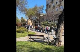 VIDEO: Ljudi u Somboru čekaju u redu - da kupe karte za predstavu