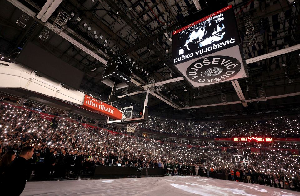 FOTO: Partizan i navijači odali počast Dušku Vujoševiću