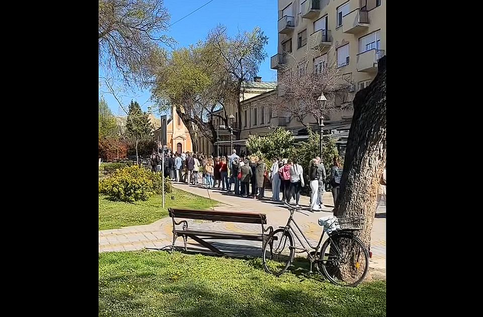 VIDEO: Ljudi u Somboru čekaju u redu - da kupe karte za predstavu