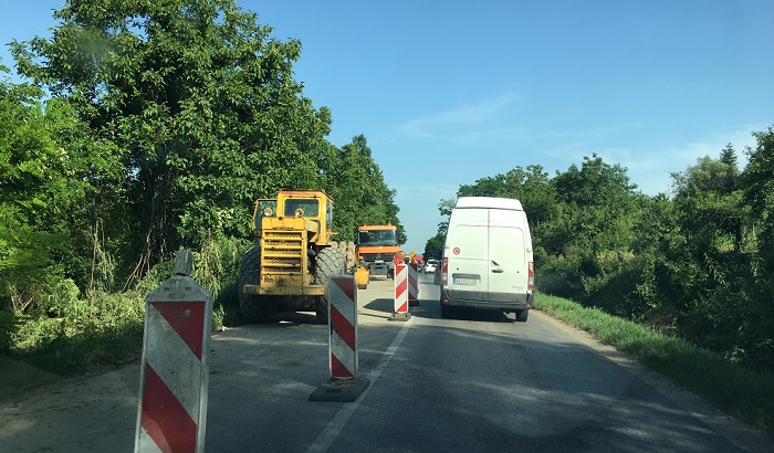 FOTO: Kolone na putu ka Karlovcima zbog odrona, sanacija klizišta kad stigne građevinska dozvola