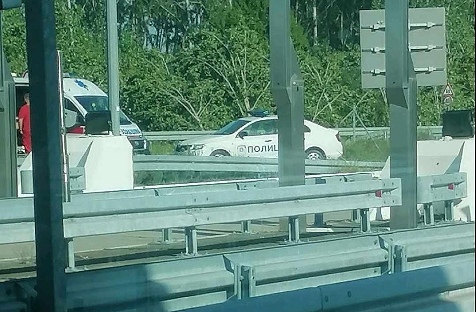 Foto: Überholender Fahrer auf Autobahn in der Nähe von Novi Sad angefahren, Polizei sucht nach Teenagern