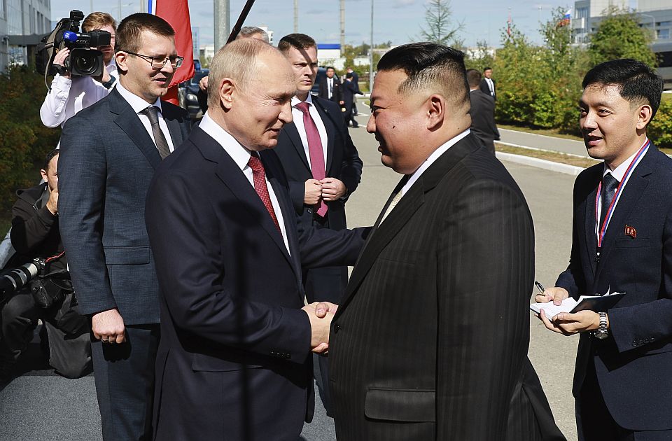 FOTO, VIDEO: Putin dočekao Kim Džong Una, obišli lansirni kompleks Sojuza-2