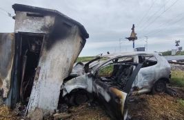 FOTO Kolima udario u kućicu na pružnom prelazu kod Putinaca: Teško povređen, objekat i vozilo izgoreli