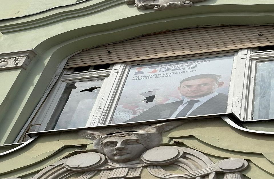 Razbijena stakla na prostorijama Narodnog pokreta Srbije u Novom Sadu
