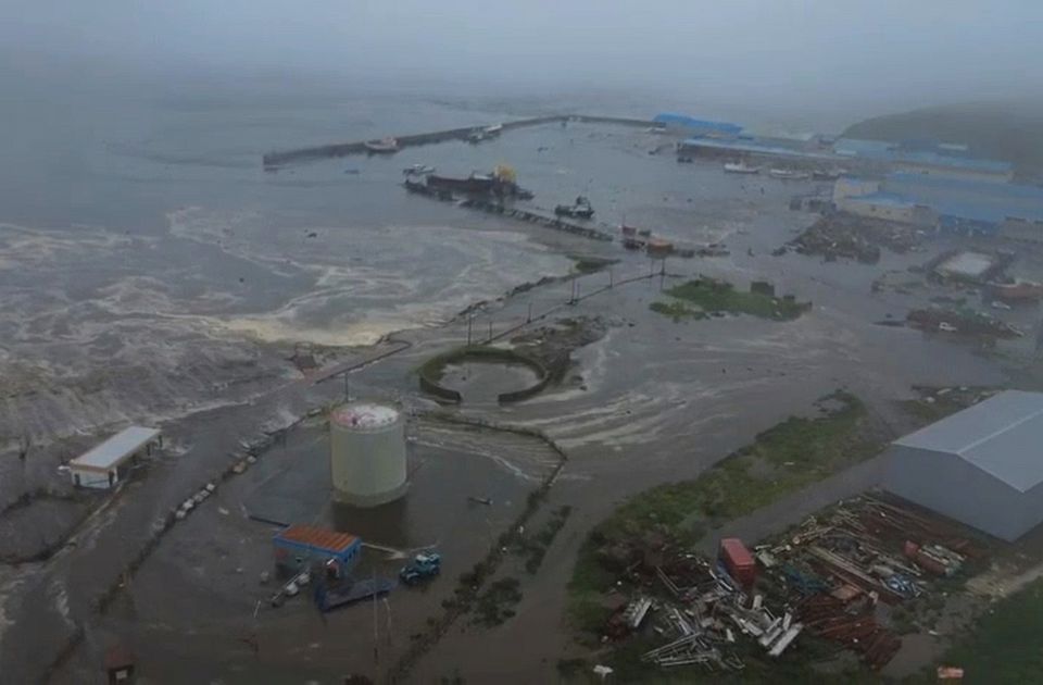 VIDEO: Prvi talasi cunamija već pogodili Aljasku i Havaje, u Japanu evakuisano dva miliona ljudi