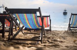 Dronovi otkrivaju nelegalne ležaljke na grčkim plažama, kazne i do 73.000 evra