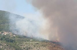 Deo vikendica izgoreo u Deliblatskoj peščari, vatrogasci uspeli da odbrane kuće: U Srbiji aktivno šest požara