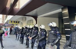FOTO, VIDEO: Napeto u Novom Sadu, policija stoji između dve grupe ljudi ispred prostorija SNS