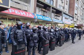 FOTO, VIDEO: Napeto ispred prostorija SNS, pristalice SNS-a gađale jajima građane, blokiran Bulevar 