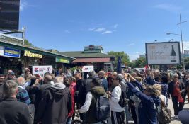 VIDEO: Novosađani i danas bukom protestovali kod štanda SNS na Limanu