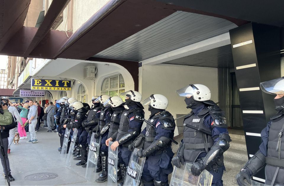 FOTO, VIDEO: Napeto u Novom Sadu, policija stoji između dve grupe ljudi ispred prostorija SNS FOTO, VIDEO: Napeto u Novom Sadu, policija stoji između dve grupe ljudi ispred prostorija SNS