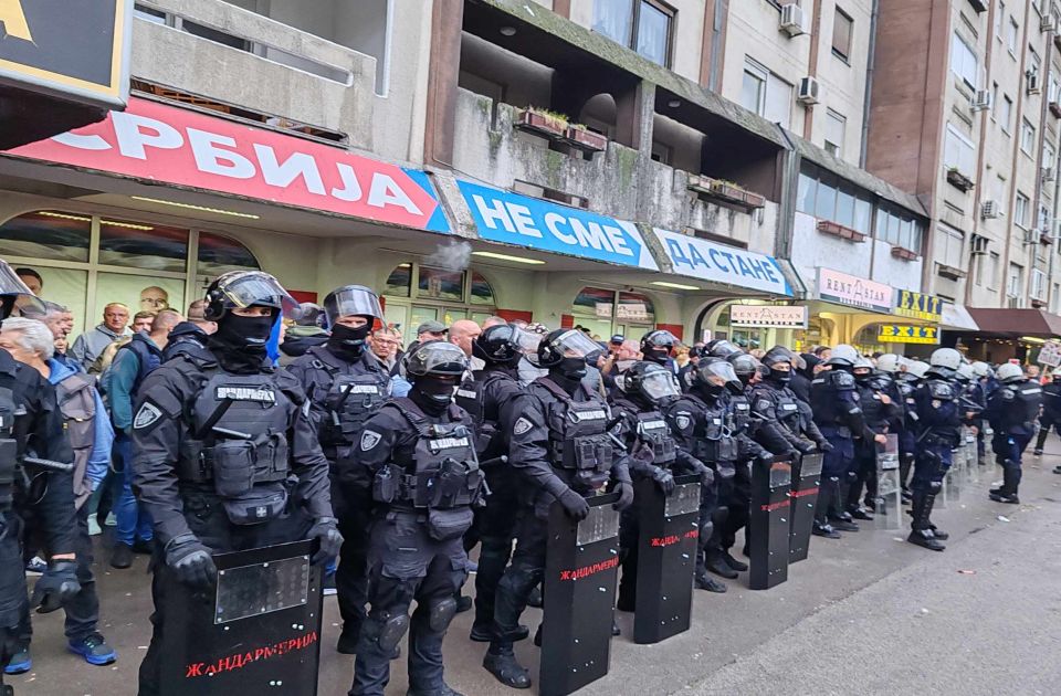 FOTO, VIDEO: Napeto ispred prostorija SNS, pristalice SNS-a gađale jajima građane, blokiran Bulevar 