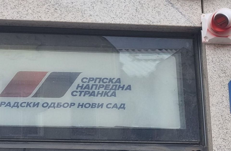 VIDEO: Napeto ispred prostorija SNS u Novom Sadu, policija razdvaja građane od funkcionera SNS VIDEO: Napeto ispred prostorija SNS u Novom Sadu, policija razdvaja građane od funkcionera SNS