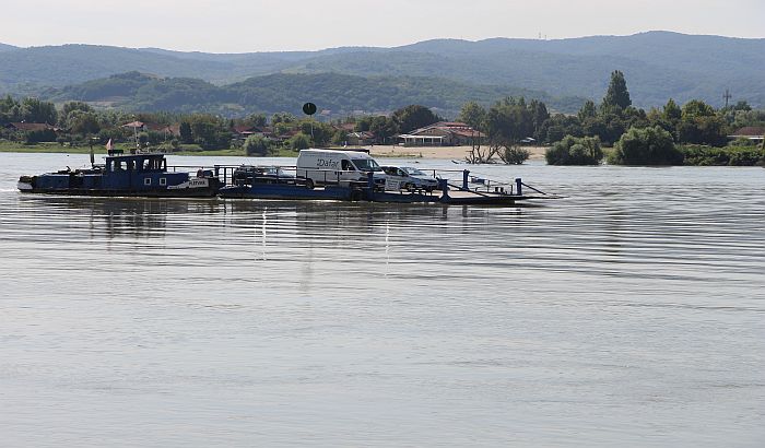 FOTO, VIDEO: Skela između Futoga i Beočina svakog dana spaja dunavske obale, ove godine više posla