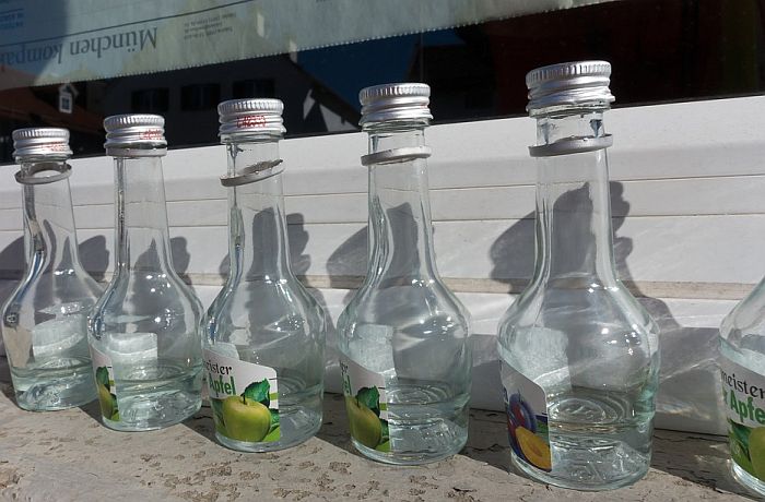 Vlada Srbije 9.200 flaša zaplenjene rakije dala bolnici za dezinfekciju