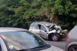 VIDEO Sudar autobusa i automobila kod Mladenovca: Jedna osoba poginula, 21 povređena