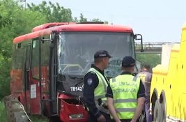 FOTO, VIDEO Sudar autobusa i automobila kod Mladenovca: Jedna osoba poginula, 30 povređenih