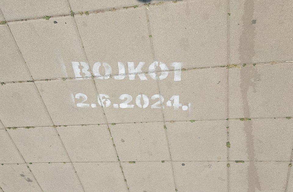 Grafiti koji pozivaju na bojkot u Novom Sadu i Beogradu: Autor dobro poznat, a i njegova namera