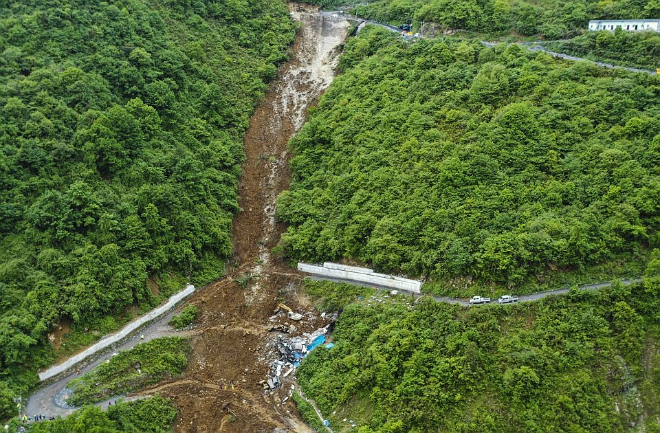 Obrušio se deo planine u Kini, poginulo 19 ljudi