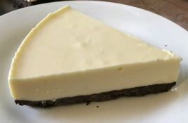 Neodoljivo kremast: Kolač od bele čokolade i ruma 