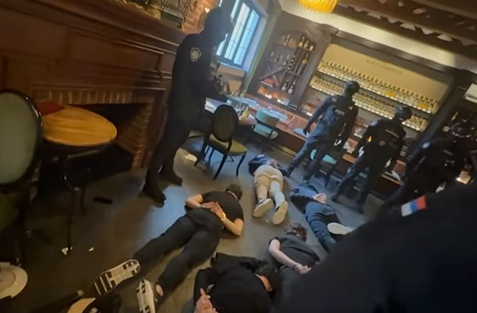 VIDEO Objavljen snimak hapšenja reketaša u lokalu na Zvezdari: Tražili pare za zaštitu od 