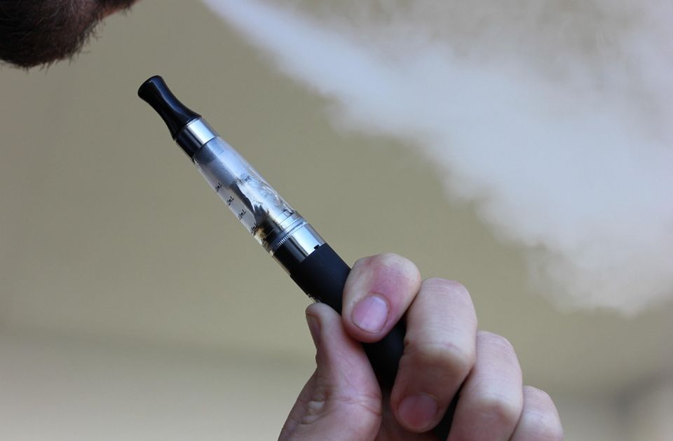 Stručnjaci: E-cigarete mogu izazvati kardiološke i kancerogene posledice