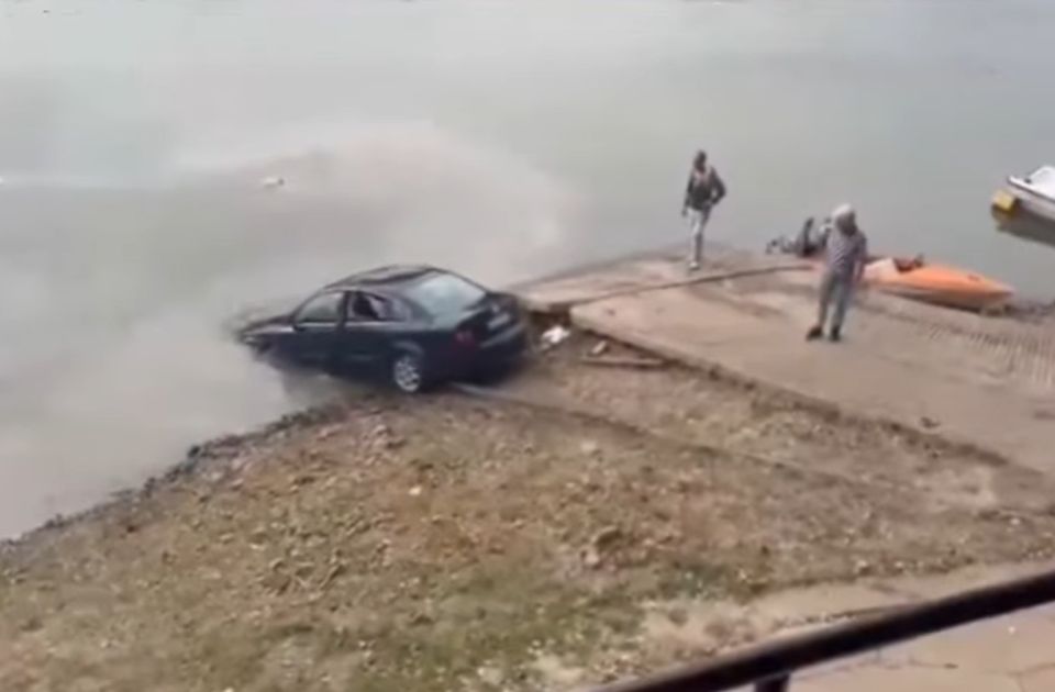 Izvučeno telo muškarca koji je kolima sleteo u Tisu
