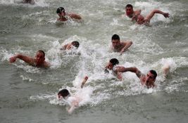 FOTO: Zaposleni u Agenciji za sprečavanje korupcije plivao za časni krst; BIRODI: Prekršili su Ustav