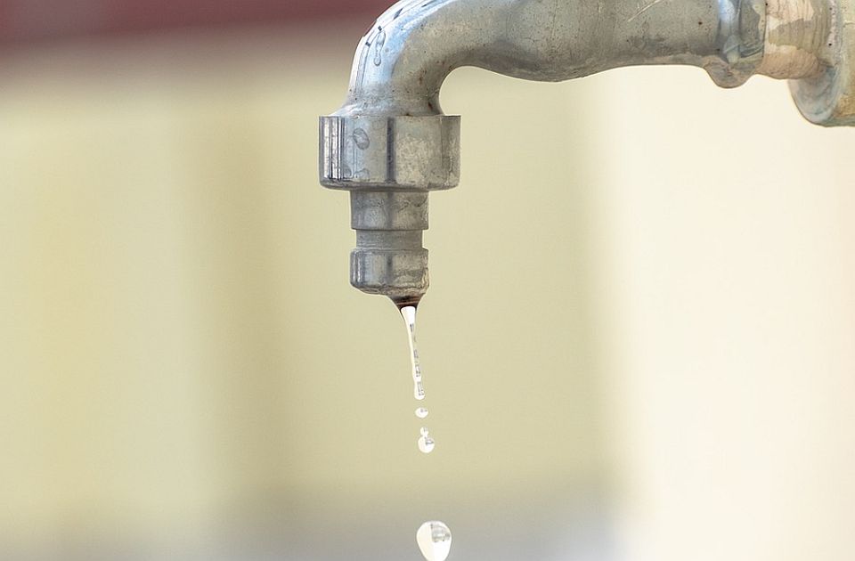 Pre 20 godina u Zrenjaninu zabranjena voda za piće, rešenja još uvek nema, kupuje se flaširana