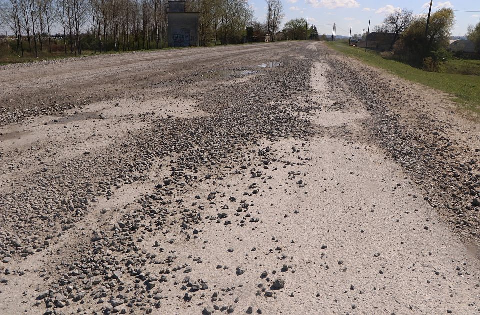 FOTO: Još jedna biciklistička staza na meti teretnjaka - tucanik na putu buši gume u Futogu