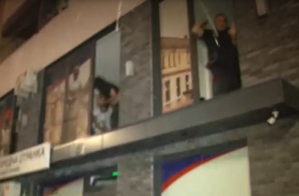 Valjevo: Iz prostorija SNS-a gađali građane jajima i flašama, razbijen izlog stranačkih prostorija