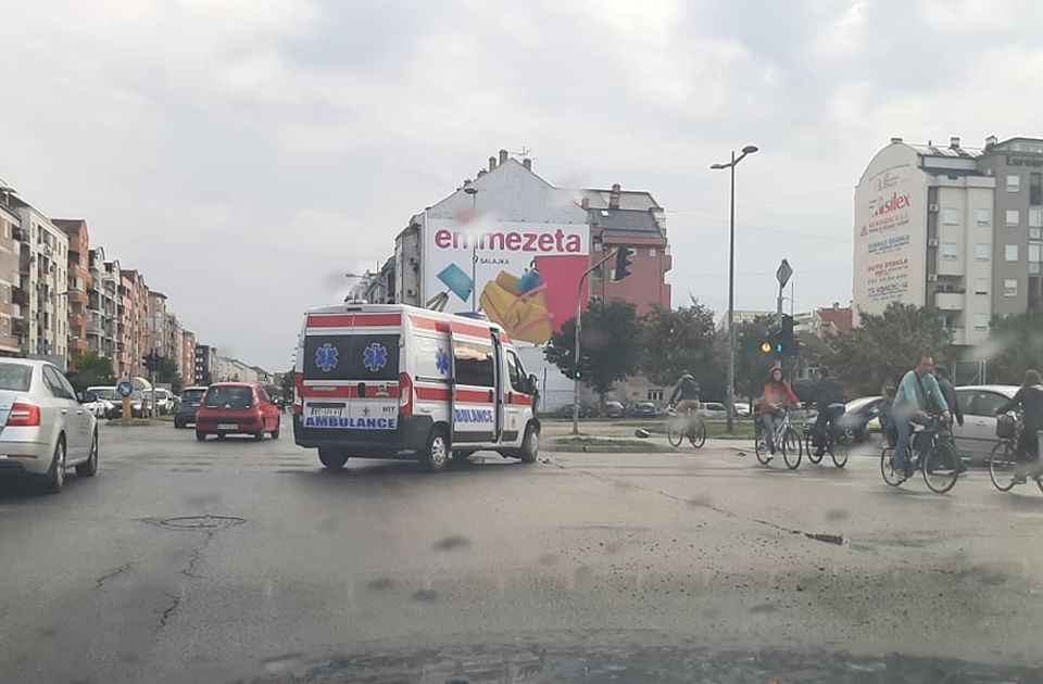 FOTO: Hitna pomoć prevozila pacijenta, pa se sudarila na Bulevaru Evrope, povređen muškarac