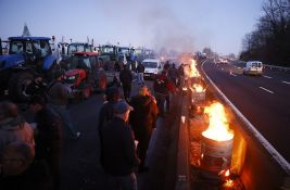Poljoprivrednici danas traktorima blokiraju Pariz i druge gradove, na ulicama 15.000 policajaca