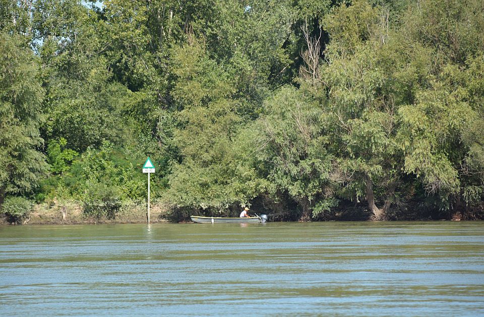 Zapaljena dva čamca ribočuvara "Voda Vojvodine" u Bečeju