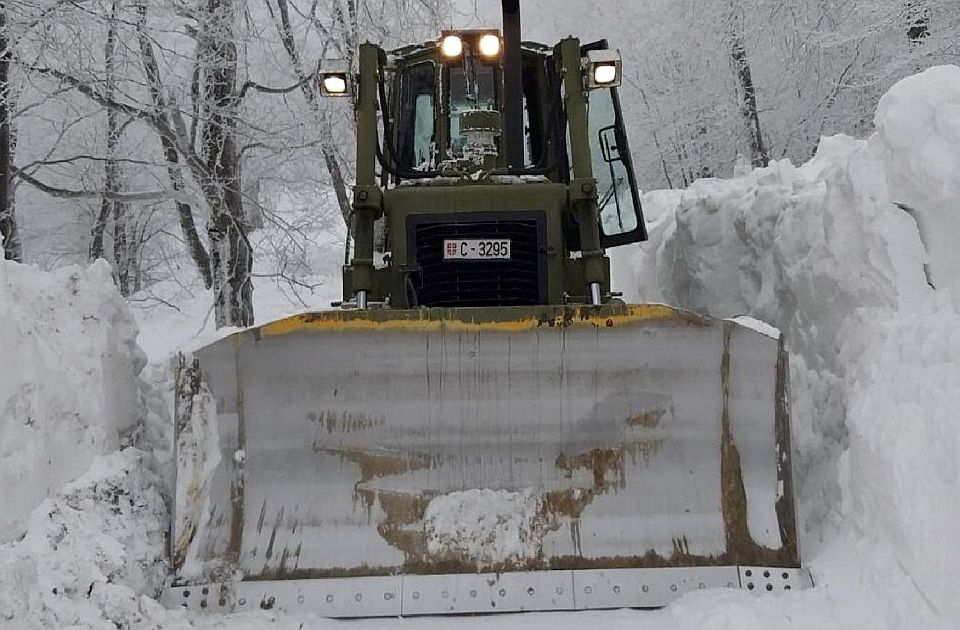 Vojska Srbije angažovana na raščišćavanju snežnih nanosa sa puteva 