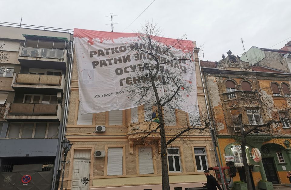 FOTO Čanak okačio transparent o Ratku Mladiću: "Je*o ja mater i njemu i onome kome je on heroj"